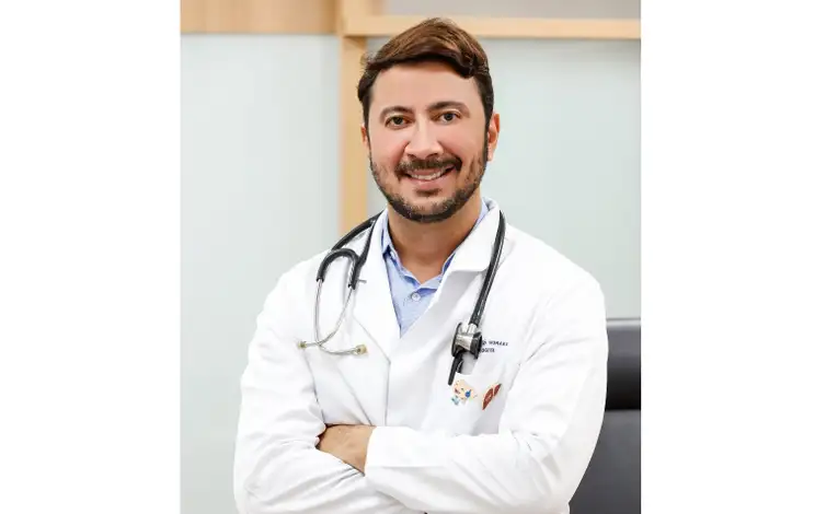 Sociedade Brasileira de Hepatologia (SBH)/Divulgação 27/07/2026 - Dr. Adriano Moraes é hepatologista, doutor em Hepatologia pela Universidade de São Paulo; diretor da Sociedade Brasileira de Hepatologia (SBH) e da Federação Brasileira de Gastroenterologia (FBG), coordenador do programa de Residência em clínica médica do Hospital Santa Lúcia Sul , de Brasília-DF . O mês de julho marca a campanha “Julho Amarelo”, destinada a promover conscientização da população sobre a prevenção, diagnóstico e tratamento das hepatites virais.A hepatite é uma inflamação que agride o fígado, e pode ser causada principalmente por vírus, pelo uso de alguns medicamentos, álcool em excesso e outras drogas. Foto: Sociedade Brasileira de Hepatologia (SBH)/Divulgação