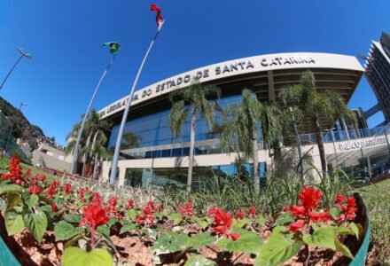 Fachada do prédio da Assembleia Legislativa do Estado de Santa Catarina em Florianópolis
