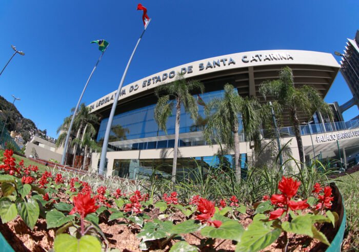Fachada do prédio da Assembleia Legislativa do Estado de Santa Catarina em Florianópolis