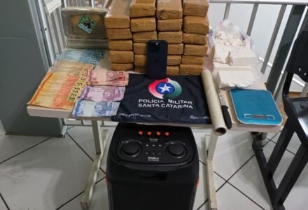 Tabletes de maconha, porções de cocaína, crack e balança de precisão apreendidos pela Polícia Militar
