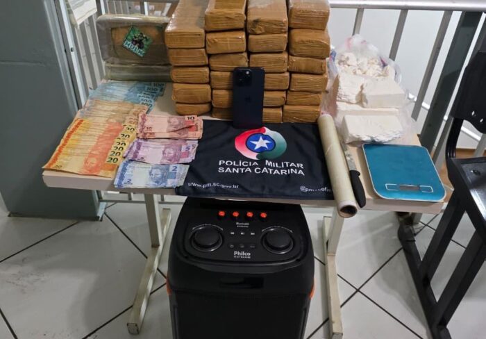 Tabletes de maconha, porções de cocaína, crack e balança de precisão apreendidos pela Polícia Militar