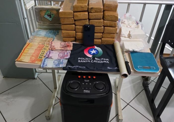 Tabletes de maconha, porções de cocaína, crack e balança de precisão apreendidos pela Polícia Militar