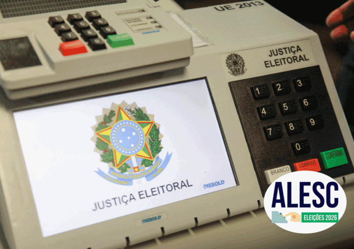 Urna eletrônica da Justiça Eleitoral sobre mesa de votação