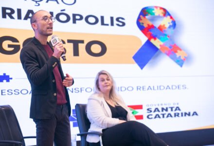Público e palestrantes reunidos no auditório da Assembleia Legislativa durante seminário de saúde