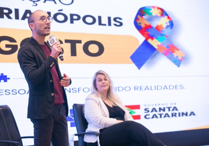 Público e palestrantes reunidos no auditório da Assembleia Legislativa durante seminário de saúde