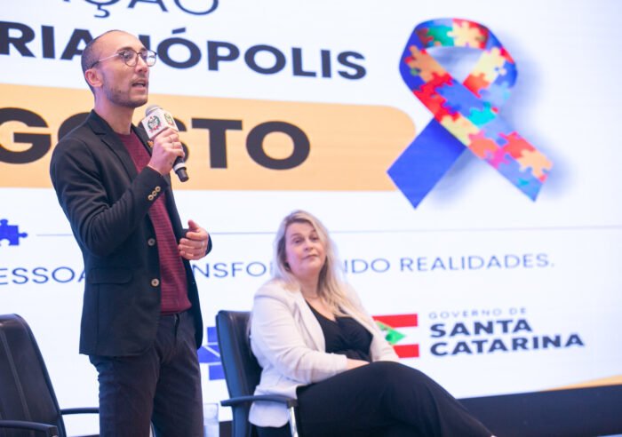 Público e palestrantes reunidos no auditório da Assembleia Legislativa durante seminário de saúde