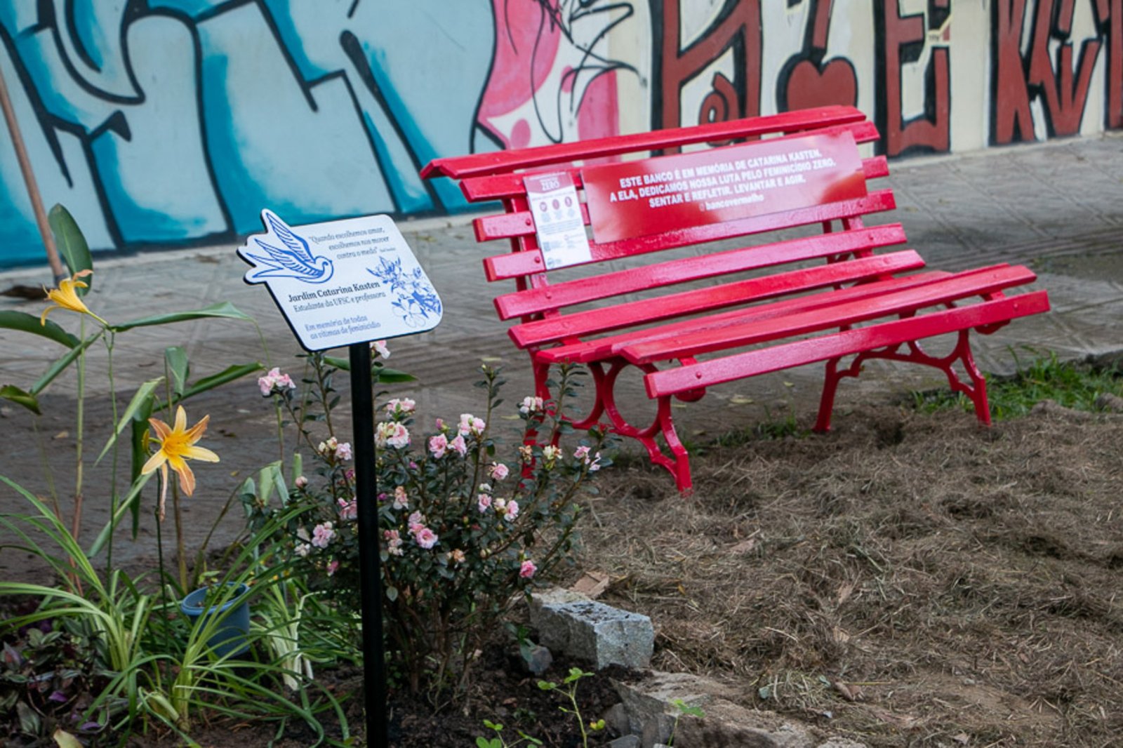 Banco vermelho foi instalado em memorial à Catarina Kasten - Gustavo Diehl/Agecom/UFSC