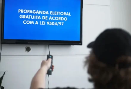 Montagem com fotos dos candidatos João Rodrigues e Jorginho Mello lado a lado.