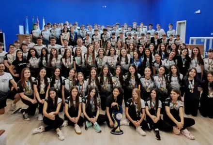 Colégio Unoesc recebe troféu de campeã geral da categoria infantil da Olivide