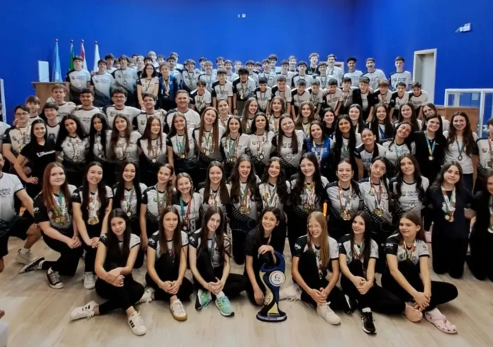 Colégio Unoesc recebe troféu de campeã geral da categoria infantil da Olivide