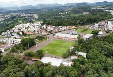Arte gráfica de divulgação sobre a preparação e estruturas da Expo Videira 2026