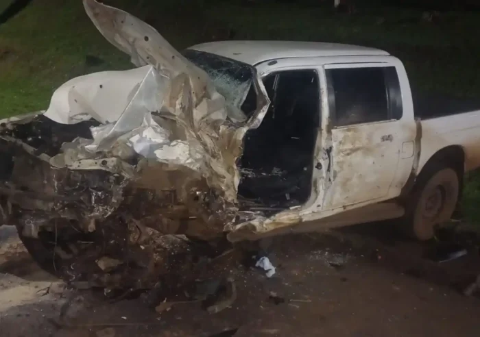 Caminhonete invade pista contrária e bate em carreta na SC-350, em Caçador