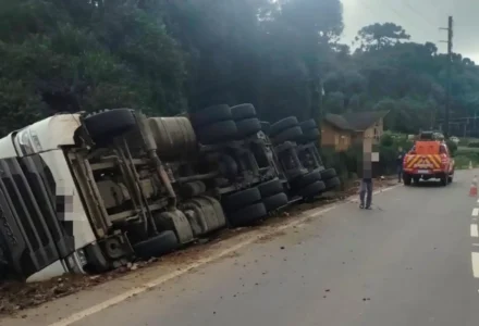 Carreta carregada com papel sai da pista e tomba na SC-355