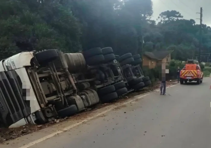 Carreta carregada com papel sai da pista e tomba na SC-355