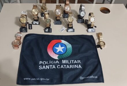 Relógios furtados de uma loja e recuperados pela Polícia Militar dispostos sobre uma mesa.