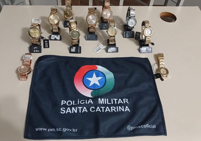 Relógios furtados de uma loja e recuperados pela Polícia Militar dispostos sobre uma mesa.