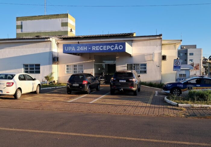 Viatura da Polícia Militar estacionada em via pública