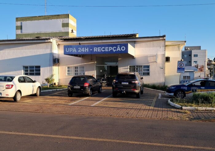 Viatura da Polícia Militar estacionada em via pública