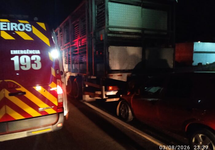 Local de acidente na BR-282 em Catanduvas com veículos e viaturas de resgate