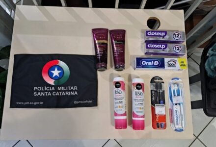 Produtos de higiene pessoal como escovas e cremes dentais recuperados pela Polícia Militar dispostos sobre uma superfície.