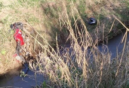 Local do acidente com ribanceira e vegetação às margens da estrada em Tangará
