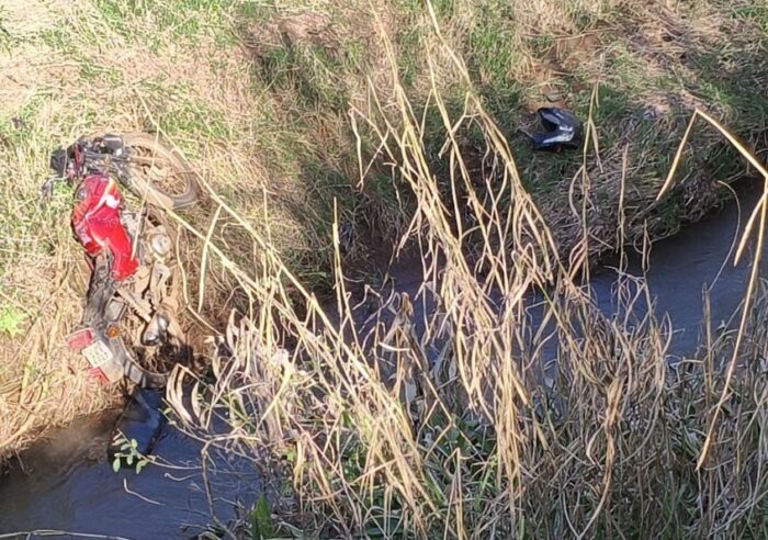 Local do acidente com ribanceira e vegetação às margens da estrada em Tangará