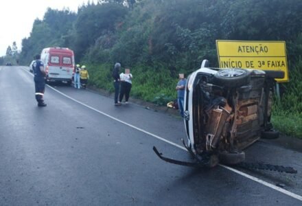 Jovem fica ferida após carro sair da pista em Tangará