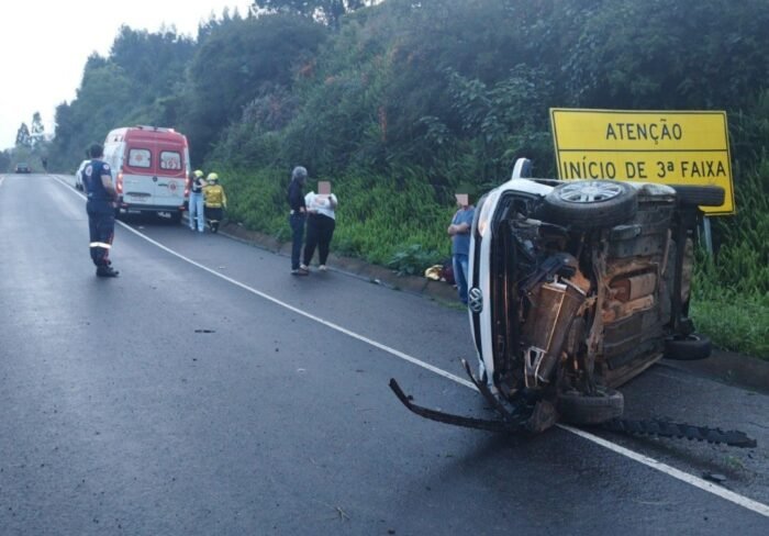 Jovem fica ferida após carro sair da pista em Tangará