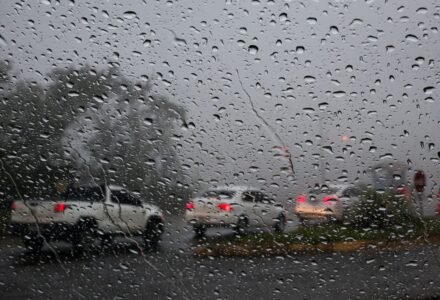 Céu com nuvens carregadas indicando aproximação de chuva