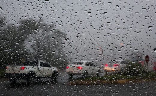 Céu com nuvens carregadas indicando aproximação de chuva