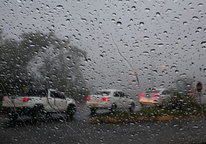 Céu com nuvens carregadas indicando aproximação de chuva