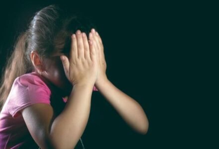 Ilustração sobre combate à violência e ao abuso sexual infantil