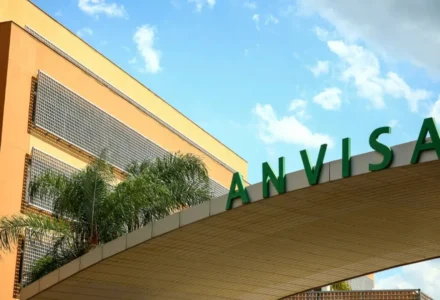 Sede da Agência Nacional de Vigilância Sanitária com o logotipo da Anvisa