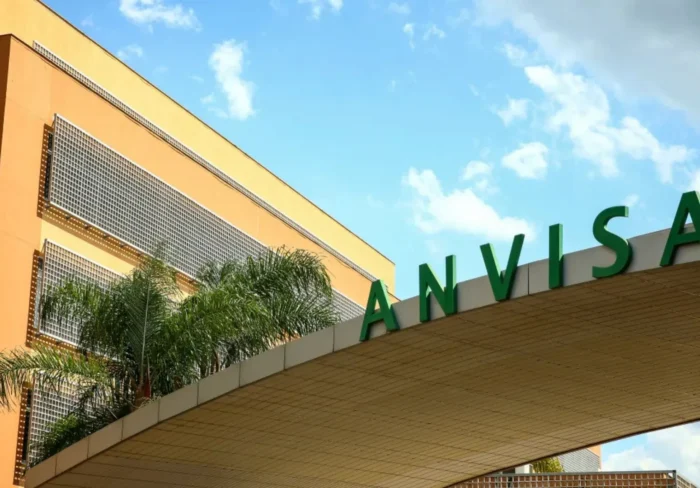 Sede da Agência Nacional de Vigilância Sanitária com o logotipo da Anvisa