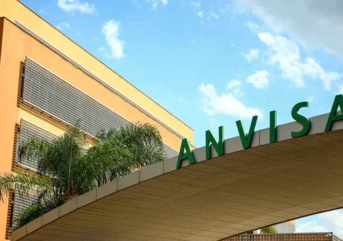 Sede da Agência Nacional de Vigilância Sanitária com o logotipo da Anvisa
