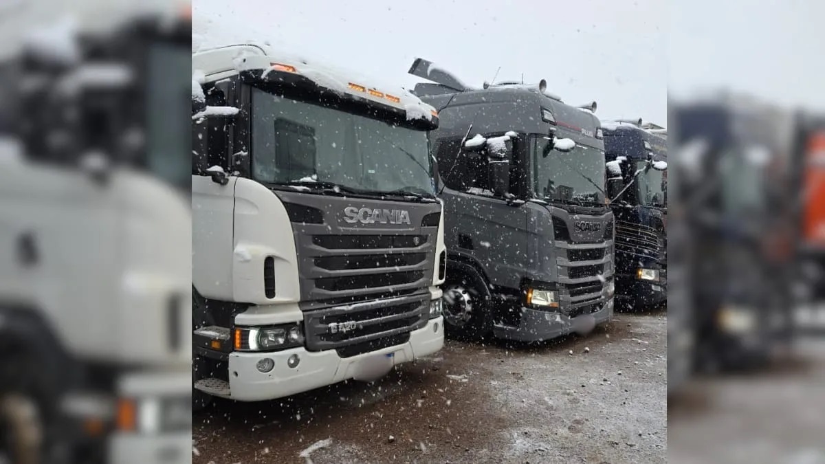 Veículos e estruturas operacionais parados na rodovia coberta de neve