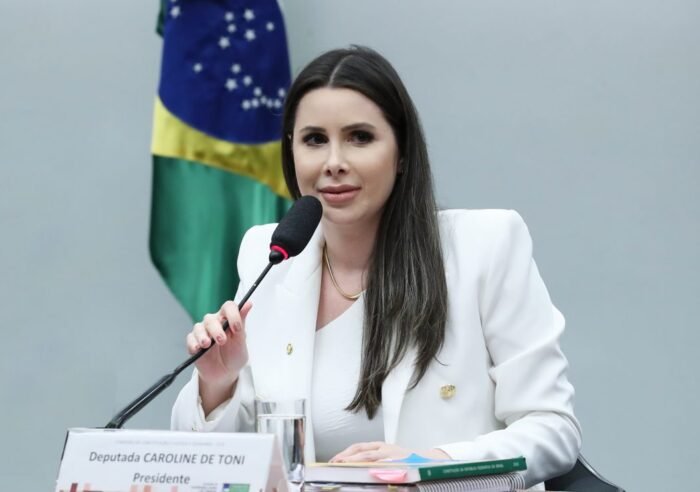 Deputada federal Carol De Toni em ambiente institucional