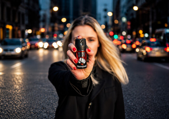 Frasco de spray de pimenta e elementos visuais sobre defesa pessoal feminina