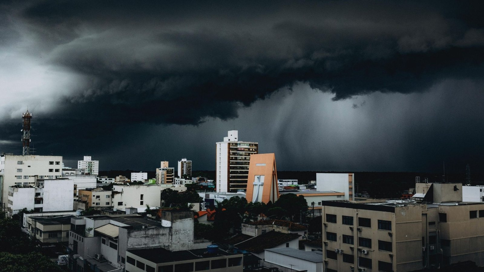 Frente fria associada ao ciclone traz risco de temporais e frio intenso no Sul - Canva/ND Mais