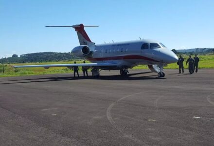 Aeronave de pequeno porte da Azul Conecta na pista.