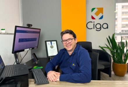 Pessoa utilizando computador com sistema de inteligência fiscal contendo gráficos e dados tributários