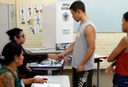 Valparaíso (GO), 06/10/2024 - Eleitores durante dia de votação nas eleições 2024. Foto: Bruno Peres/Agência Brasil