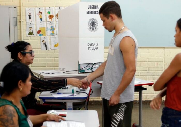 Valparaíso (GO), 06/10/2024 - Eleitores durante dia de votação nas eleições 2024. Foto: Bruno Peres/Agência Brasil