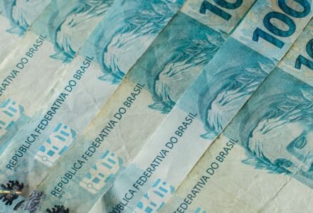 10/07/2026 - Brasília - dinheiro, moeda, real, reais, cédula, cédulas, nota, notas, moeda brasileira, dinheiro brasileiro, inflação, inflação alta, deflação, economia, economia brasileira, mercado, mercado financeiro, finanças, finanças pessoais, orçamento, orçamento doméstico, renda, renda familiar, salário, salário mínimo, remuneração, vencimento, pagamento, poder de compra, custo de vida, custo dos alimentos, aumento de preços, alta dos preços, carestia, desvalorização, valorização, perda do poder de compra, crise econômica, recessão, crescimento econômico, consumo, consumidor, compras, supermercado, cesta básica, despesas, gastos, contas, contas a pagar, boletos, dívida, dívidas, endividamento, inadimplência, poupança, economia doméstica, investimento, investimentos, aplicações financeiras, juros, taxa de juros, taxa Selic, Banco Central, crédito, empréstimo, financiamento, cartão de crédito, débito, PIX, transferência bancária, banco, instituição financeira, orçamento familiar, planejamento financeiro, reserva de emergência, patrimônio, riqueza, patrimônio líquido, capital, capital financeiro, lucro, prejuízo, receita, despesa, balanço financeiro, impostos, tributos, tributação, imposto de renda, arrecadação, arrecadação fiscal, carga tributária, imposto, taxa, tarifas, câmbio, dólar, euro, cotação, câmbio flutuante, desvalorização cambial, valorização cambial, moeda estrangeira, inflação acumulada, índice de preços, IPCA, INPC, IGP-M, poder aquisitivo, renda per capita, desenvolvimento econômico, estabilidade econômica, política monetária, política fiscal, oferta, demanda, produtividade, consumo consciente, educação financeira, planejamento financeiro, equilíbrio financeiro, independência financeira, riqueza, prosperidade, orçamento público, gastos públicos, contas públicas, déficit, superávit, tesouro nacional, moeda forte, moeda fraca, liquidez, circulação de dinheiro, s