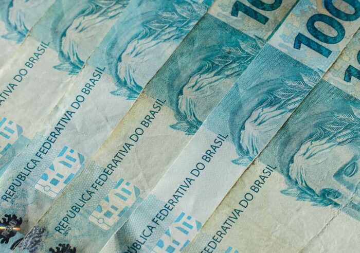 10/07/2026 - Brasília - dinheiro, moeda, real, reais, cédula, cédulas, nota, notas, moeda brasileira, dinheiro brasileiro, inflação, inflação alta, deflação, economia, economia brasileira, mercado, mercado financeiro, finanças, finanças pessoais, orçamento, orçamento doméstico, renda, renda familiar, salário, salário mínimo, remuneração, vencimento, pagamento, poder de compra, custo de vida, custo dos alimentos, aumento de preços, alta dos preços, carestia, desvalorização, valorização, perda do poder de compra, crise econômica, recessão, crescimento econômico, consumo, consumidor, compras, supermercado, cesta básica, despesas, gastos, contas, contas a pagar, boletos, dívida, dívidas, endividamento, inadimplência, poupança, economia doméstica, investimento, investimentos, aplicações financeiras, juros, taxa de juros, taxa Selic, Banco Central, crédito, empréstimo, financiamento, cartão de crédito, débito, PIX, transferência bancária, banco, instituição financeira, orçamento familiar, planejamento financeiro, reserva de emergência, patrimônio, riqueza, patrimônio líquido, capital, capital financeiro, lucro, prejuízo, receita, despesa, balanço financeiro, impostos, tributos, tributação, imposto de renda, arrecadação, arrecadação fiscal, carga tributária, imposto, taxa, tarifas, câmbio, dólar, euro, cotação, câmbio flutuante, desvalorização cambial, valorização cambial, moeda estrangeira, inflação acumulada, índice de preços, IPCA, INPC, IGP-M, poder aquisitivo, renda per capita, desenvolvimento econômico, estabilidade econômica, política monetária, política fiscal, oferta, demanda, produtividade, consumo consciente, educação financeira, planejamento financeiro, equilíbrio financeiro, independência financeira, riqueza, prosperidade, orçamento público, gastos públicos, contas públicas, déficit, superávit, tesouro nacional, moeda forte, moeda fraca, liquidez, circulação de dinheiro, s