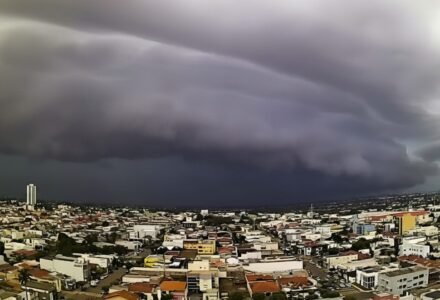 Ciclone extratropical se aproxima e provoca mudanças no tempo, com céu carregado sobre uma área urbana.