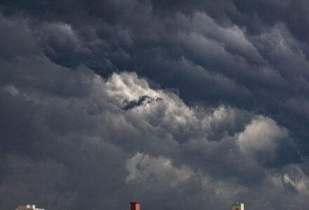 Cena de temporal e chuva forte em área urbana de Santa Catarina