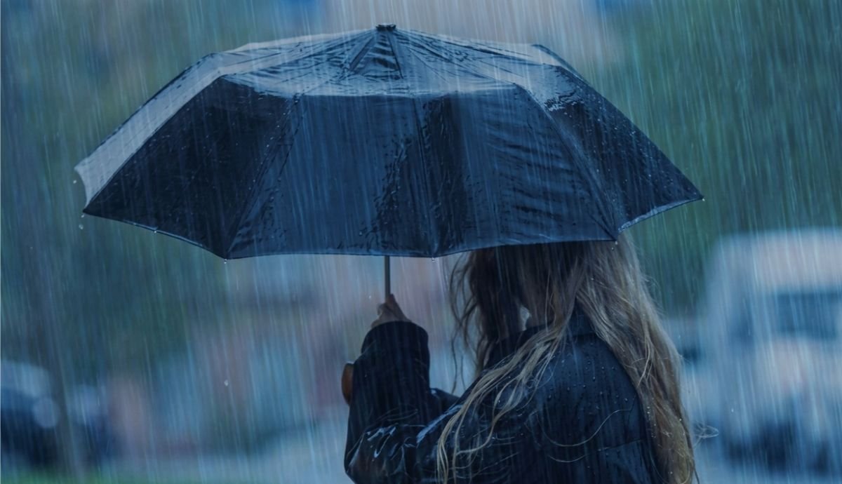 Menina com guarda-chuva;
