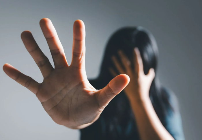 Arte gráfica temática sobre violência contra a mulher e atuação da Justiça.