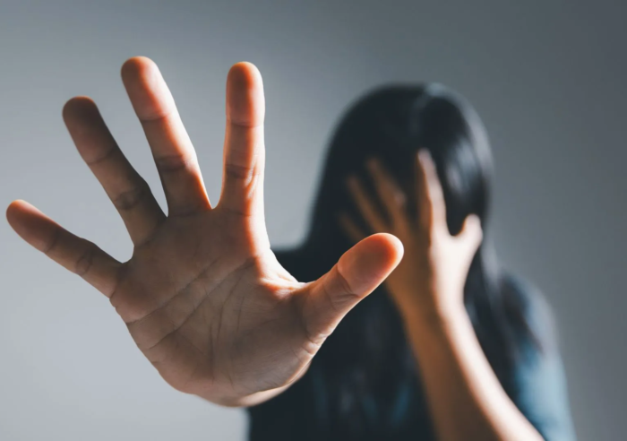 Arte gráfica temática sobre violência contra a mulher e atuação da Justiça.